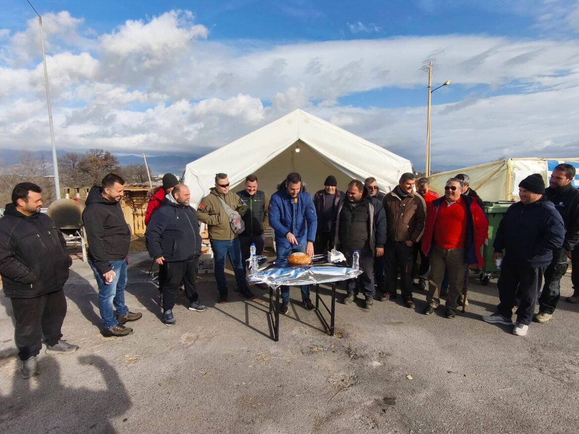Αγρότες-–-Μπλόκο-Κομοτηνής-:-«Το-μπλόκο-της-Κομοτηνής-ανήκει-μόνο-στους-ανθρώπους-της-υπαίθρου»