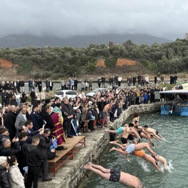 Πραγματοποιήθηκε-με-κάθε-επισημότητα-ο-καθαγιασμός-των-υδάτων-στη-Μαρώνεια-και-στο-Φανάρι-Ροδόπης-(φωτος+videos))
