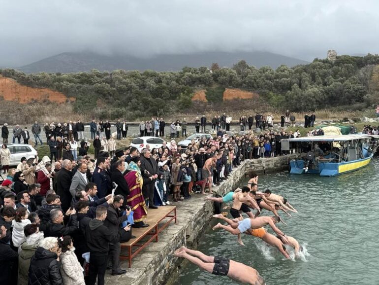 Πραγματοποιήθηκε-με-κάθε-επισημότητα-ο-καθαγιασμός-των-υδάτων-στη-Μαρώνεια-και-στο-Φανάρι-Ροδόπης-(φωτος+videos))
