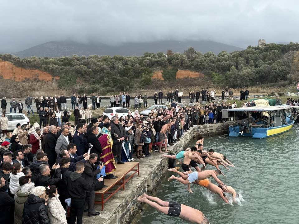 Πραγματοποιήθηκε-με-κάθε-επισημότητα-ο-καθαγιασμός-των-υδάτων-στη-Μαρώνεια-και-στο-Φανάρι-Ροδόπης-(φωτος+videos))