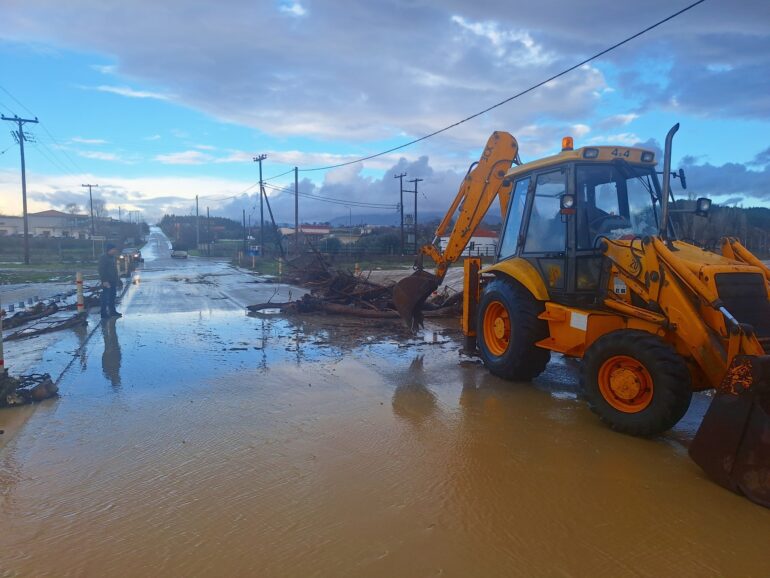 Έγκαιρες-παρεμβάσεις-από-τις-Τεχνικές-Υπηρεσίες-της-ΠΑΜΘ-στο-Ν.-Ροδόπης,-λόγω-της-έντονης-κακοκαιρίας