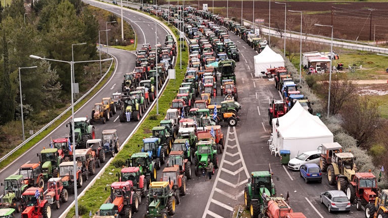 Παράθυρο-για-συνάντηση-αγροτών-–-Μητσοτάκη:-Το-ραντεβού-της-Τρίτης-στη-σκιά-των-μπλόκων