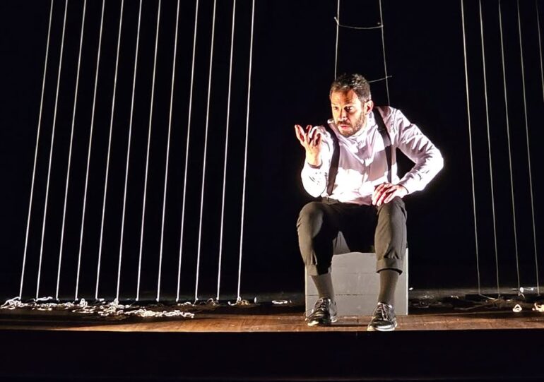 Μέγαρο-Μουσικής-Κομοτηνής:-“to-Μόνο-της-Ζωής-μου-Ταξείδιον”-του-Γεωργίου-Βιζυηνού-σε-σκηνοθεσία-Νίκου-Αβδελιώδη