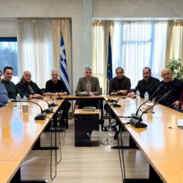 Συνάντηση-Περιφερειάρχη-ΑΜΘ-με-τους-προέδρους-ΕΠΣ:-Ξεκίνησε-η-προετοιμασία-για-το-Αναπτυξιακό-Τουρνουά-Ποδοσφαίρου-Κ12-&-Κ14