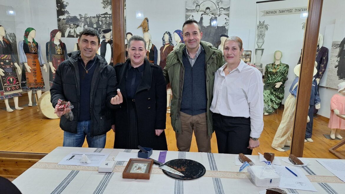 Στο-Λαογραφικό-Μουσείο-Ξυλαγανής-η-κοπή-βασιλόπιτας-του-ΠΟΞ,-παρουσία-πολιτικών-και-θρησκευτικών-φορέων-του-τόπου-(φωτος)