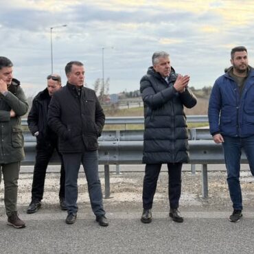 Επίσκεψη-στο-μπλόκο-των-αγροτών-της-Κομοτηνής-του-περιφερειάρχη-ΑΜΘ-Χριστόδουλου-Τοψίδη-και-των-αντιπεριφερειαρχών-ΠΕ-Ροδόπης