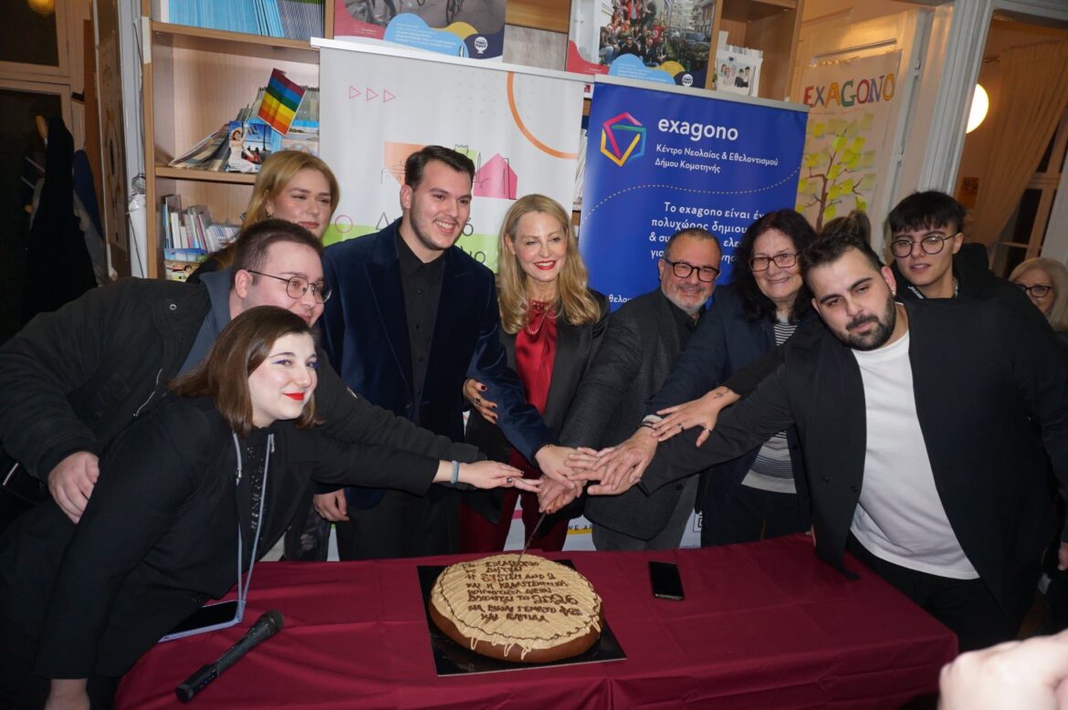 Την-πρωτοχρονιάτικη-πίτα-του-έκοψε-το-Κέντρο-Νεολαίας-&-Εθελοντισμού-Δήμου-Κομοτηνής-exagono-(φωτος)