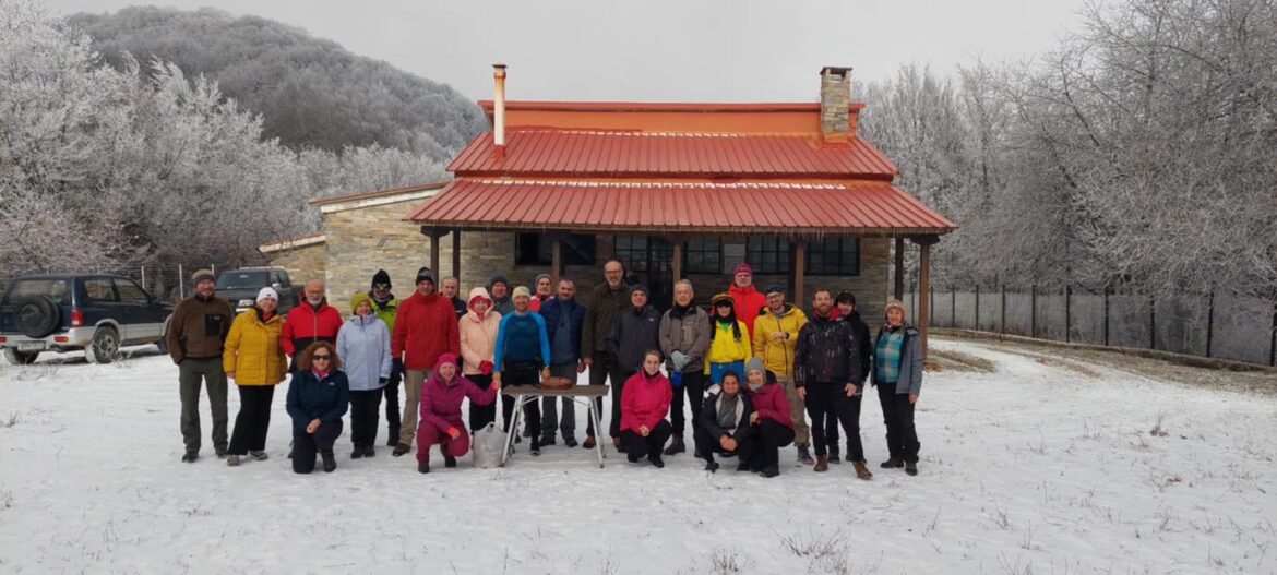 Την-βασιλόπιτά-του-έκοψε-ο-ΕΟΣΚομοτηνής-στο-ορειβατικό-καταφύγιο-“Χαράλαμπος-Δήμου”-στην-ορεινή-Ροδόπη-(φωτος)
