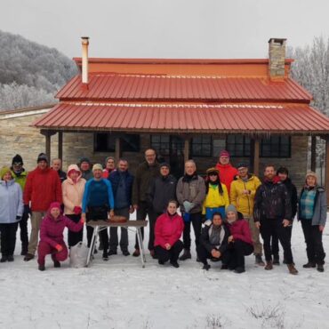 Την-βασιλόπιτά-του-έκοψε-ο-ΕΟΣΚομοτηνής-στο-ορειβατικό-καταφύγιο-“Χαράλαμπος-Δήμου”-στην-ορεινή-Ροδόπη-(φωτος)