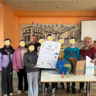 Επίσκεψη-της-Περιφερειακής-Διεύθυνσης-Εκπαίδευσης-ΑΜΘ.-στο-Δημοτικό-Σχολείο-Νέου-Σιδηροχωρίου-Ροδόπης-με-αφορμή-τη-χορηγία-εκπαιδευτικού-υλικού-από-τη-unicef