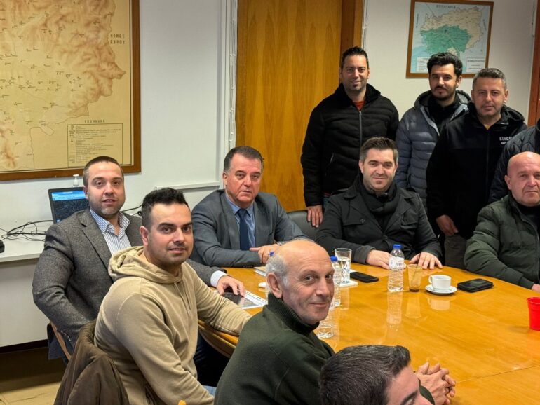 Συνάντηση-Εργασίας-μεταξύ-Αντιπεριφερειάρχη-ΠΕ.-Ροδόπης,-Μανώλη-Ταπατζά,-Δημάρχου-Αρριανών-και-κατοίκων-του-οικισμού-Λυκείου