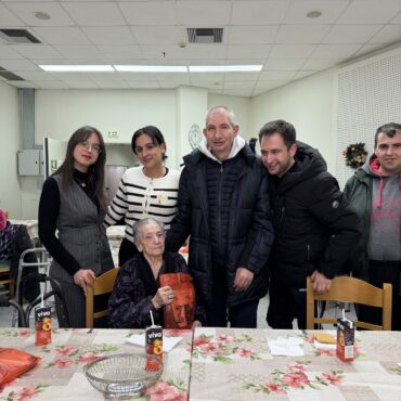 Επίσκεψη-του-Συλλόγου-Μέριμνας-Ατόμων-με-Αναπηρία-Ν.-Ροδόπης-“αξίΖΩ”-στο-Γηροκομείο-Κομοτηνής,-με-αφορμή-την-“Παγκόσμια-Ημέρα-Αγκαλιάς”