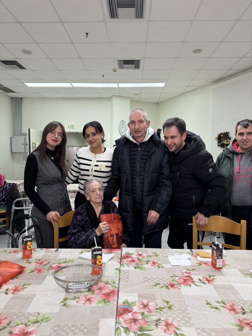 Επίσκεψη-του-Συλλόγου-Μέριμνας-Ατόμων-με-Αναπηρία-Ν.-Ροδόπης-“αξίΖΩ”-στο-Γηροκομείο-Κομοτηνής,-με-αφορμή-την-“Παγκόσμια-Ημέρα-Αγκαλιάς”