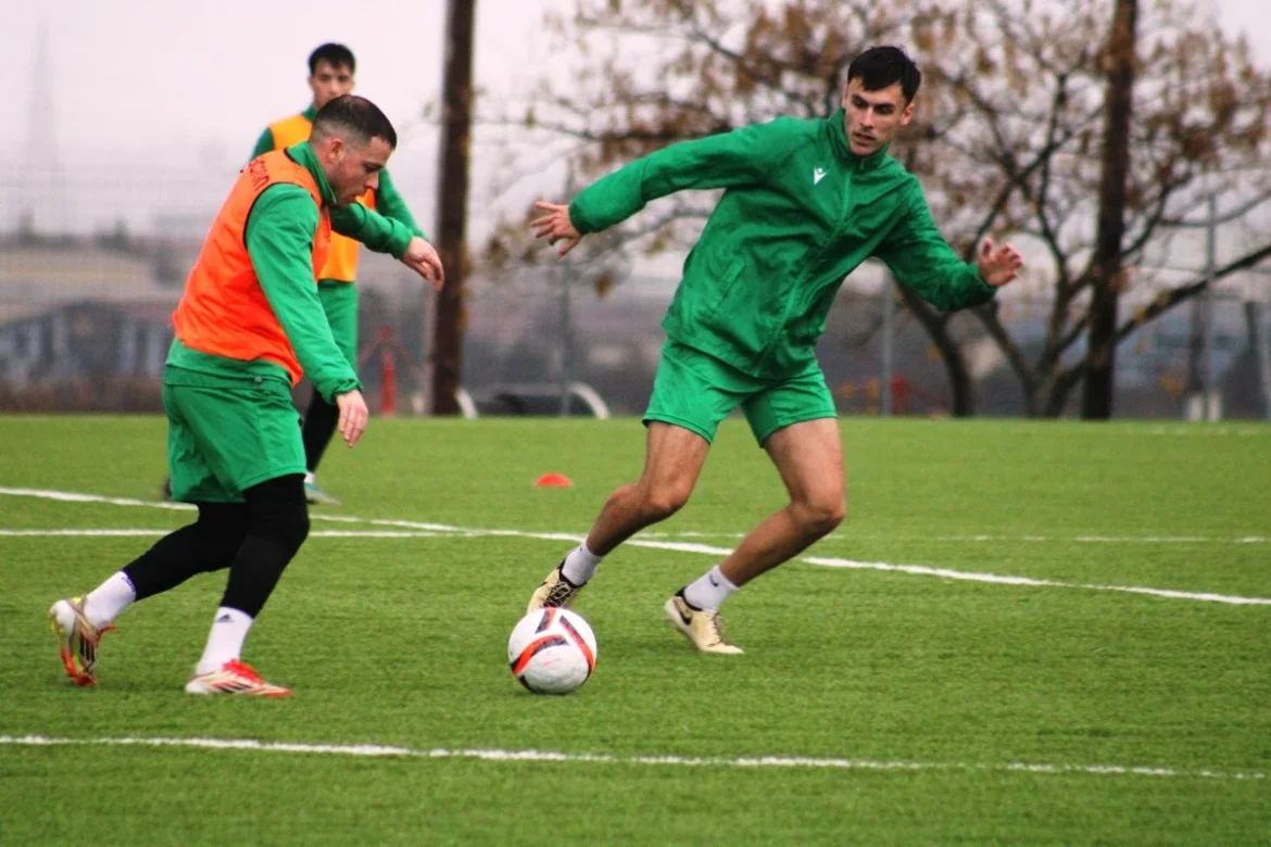 Ποδοσφαιριστές-του-Πανθρακικού-ο-Κορωναίος-Σεβαστίδης-και-ο-Σαράντης-Τσελεμπάκης