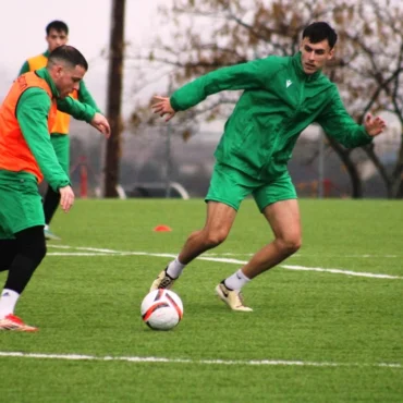 Ποδοσφαιριστές-του-Πανθρακικού-ο-Κορωναίος-Σεβαστίδης-και-ο-Σαράντης-Τσελεμπάκης