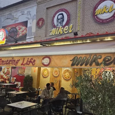 tην-πρωτοχρονιάτικη-βασιλόπιτά-του-έκοψε-ο-ΣΥΕΤΕ-Κομοτηνής-στο-κατάστημα-mikel