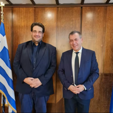 Στον-Υπουργό-Εσωτερικών,-Θοδωρή-Λιβάνιο,-παρέδωσε-το-e-kouros,-ο-Γιάννης-Βρούτσης