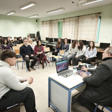 Στο-2ο-ΛΥΚΕΙΟ-ο-ΕΥΡΙΠΙΔΗΣ-ΣΤΥΛΙΑΝΙΔΗΣ-προπόνησε-τη-νέα-Γενιά-για-τη-ΒΟΥΛΗ-ΤΩΝ-ΕΦΗΒΩΝ