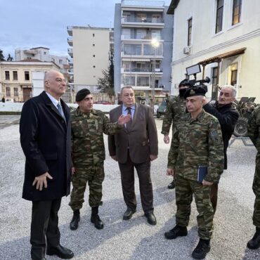 Στην-21η-Τεθωρακισμένη-Ταξιαρχία-ο-Δένδιας:-«Η-Θράκη-για-την-Ελλάδα-έχει-τεράστια-σημασία»