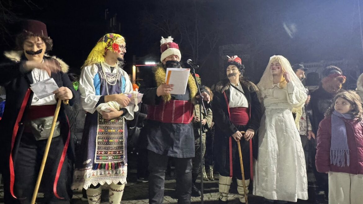 Κομοτηνή:-Παραδοσιακή-Θρακιώτικη-Αποκριά-και-αναβίωση-του-δρώμενου-του-“Μπέη”-από-το-Σύλλογο-Εβριτών-με-τους-“Μπρατίμια”