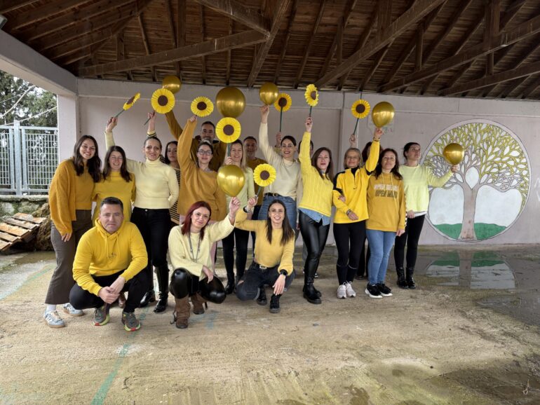 Το-ΕΕΕΕΚ.-Κομοτηνής-γέμισε-με-το-χρώμα-της-ελπίδας-για-την-“Παγκόσμια-Ημέρα-κατά-του-Παιδικού-Καρκίνου”-(φωτος)