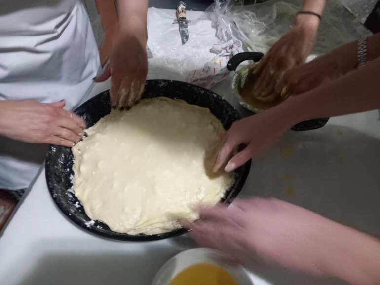 Κομοτηνή:-Με-επιτυχία-πραγματοποιήθηκε-το-6ο-Σεμινάριο-Παρασκευής-Παραδοσιακής-Σαρακατσάνικης-Πίτας