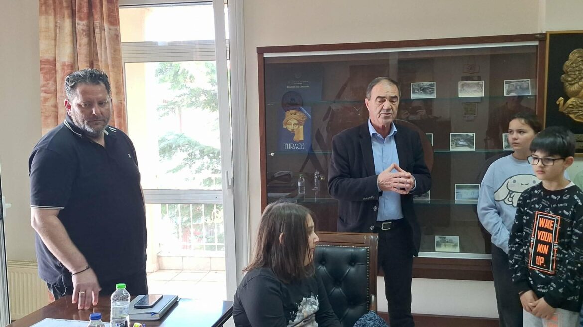 Αίτημα-των-μαθητών-του-Δημ.-Σχολείου-Ξυλαγανής-προς-τον-Δήμαρχο-Μαρώνειας-Σαπών,-για-χορήγηση-απαραίτητων-καθισμάτων-στο-σχολείο-τους-(video)