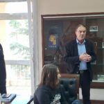 Αίτημα-των-μαθητών-του-Δημ.-Σχολείου-Ξυλαγανής-προς-τον-Δήμαρχο-Μαρώνειας-Σαπών,-για-χορήγηση-απαραίτητων-καθισμάτων-στο-σχολείο-τους-(video)