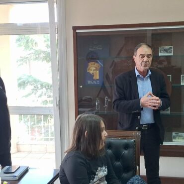 Αίτημα-των-μαθητών-του-Δημ.-Σχολείου-Ξυλαγανής-προς-τον-Δήμαρχο-Μαρώνειας-Σαπών,-για-χορήγηση-απαραίτητων-καθισμάτων-στο-σχολείο-τους-(video)