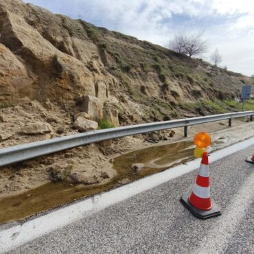 Καθίζηση-“καρμανιόλα”-στον-Κάθετο-Άξονα-Μακάζα-Νυμφαία,-στο-ύψος-της-εξόδου-προς Κάλχα