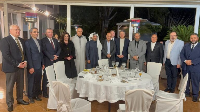 Σε-δείπνο-«Ιφτάρ»-στην-πρεσβευτική-κατοικία-του-πρέσβη-της-Σαουδικής-Αραβίας-παρακάθισε-μετά-από-επίσημη-πρόσκληση-ο-Ιλχάν-Αχμέτ