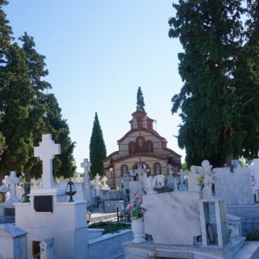 Ιερά-Μητρόπολη-Μαρωνείας-&-Κομοτηνής:-Επιμνημόσυνη-δέηση-για-τους-διατελέσαντες-Δημάρχους-Κομοτηνής-στο-Κοιμητήριο-Κομοτηνής