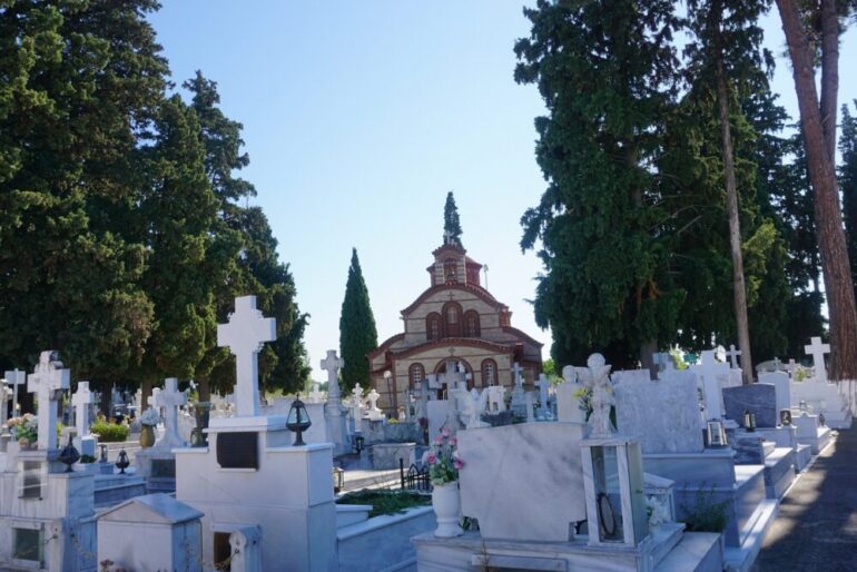 Ιερά-Μητρόπολη-Μαρωνείας-&-Κομοτηνής:-Επιμνημόσυνη-δέηση-για-τους-διατελέσαντες-Δημάρχους-Κομοτηνής-στο-Κοιμητήριο-Κομοτηνής