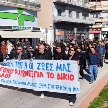 Κομοτηνή:-Εκδήλωση-για-τους-νεκρούς-των-Τεμπών-και-την-απονομή-Δικαιοσύνης-με-μεγάλη-συμμετοχή-του-κόσμου-(φωτος)