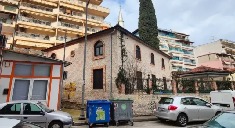 Προβοκάτσια-στην-Ξάνθη-!;-Άγνωστοι-ζωγράφισαν-έναν-σταυρό-στο-τέμενος-Χουριέτ-στην-Ξάνθη