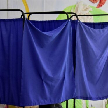 Λιβάνιος-για-αυτοδιοικητικές-εκλογές-2028:-Παραβάν-με-τάμπλετ-αντί-για-ψηφοδέλτιο