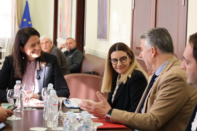 Συνάντηση-εργασίας-του-Περιφερειάρχη-με-την-Υπουργό-Εργασίας-και-Κοινωνικής-Ασφάλισης-και-την-Διοίκηση-της-ΔΥΠΑ:-Δύο-νέα-προγράμματα-ενίσχυσης-της-απασχόλησης-στην-ΑΜΘ