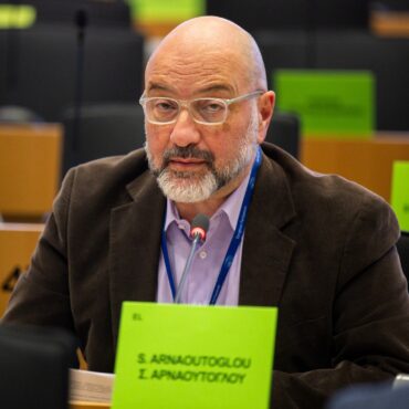 Σάκης-Αρναούτογλου-προς-Επίτροπο-Χάνσεν:-«Ενιαία-αγορά-για-τις-επιχειρήσεις,-αλλά-όχι-για-τους-αγρότες;»-Πληρώνουν-το-μάρμαρο-οι-παραγωγοί-από-στρεβλώσεις-και-υψηλό-κόστος