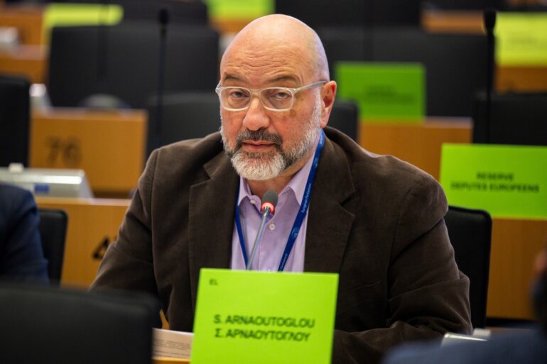 Σάκης-Αρναούτογλου-προς-Επίτροπο-Χάνσεν:-«Ενιαία-αγορά-για-τις-επιχειρήσεις,-αλλά-όχι-για-τους-αγρότες;»-Πληρώνουν-το-μάρμαρο-οι-παραγωγοί-από-στρεβλώσεις-και-υψηλό-κόστος