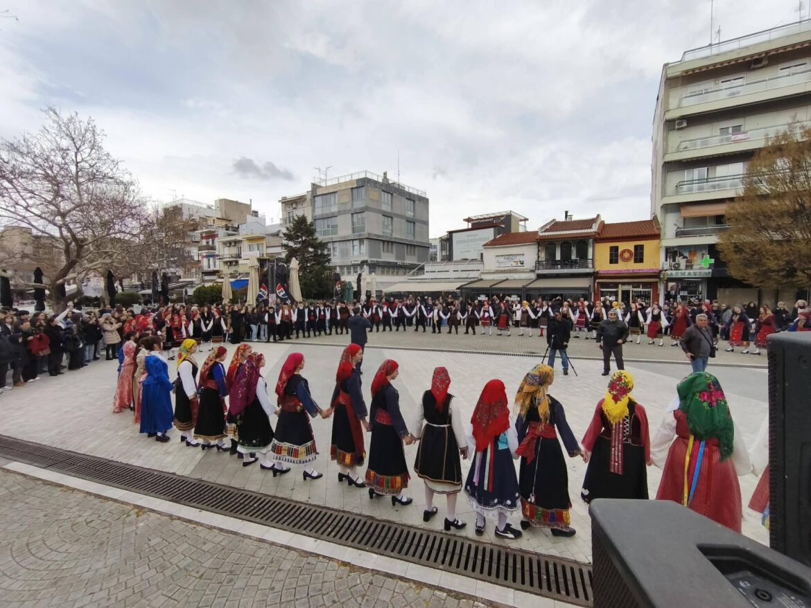 Με-μεγάλη-συμμετοχή-η-“2η-Γυμνασιάδα-Ελληνικών-Παραδοσιακών-Χορών”-στην-κεντρική-πλατεία-Κομοτηνής-(φωτος)