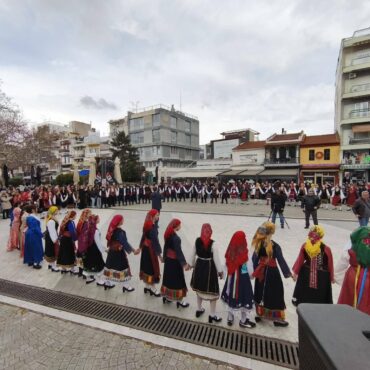 Με-μεγάλη-συμμετοχή-η-“2η-Γυμνασιάδα-Ελληνικών-Παραδοσιακών-Χορών”-στην-κεντρική-πλατεία-Κομοτηνής-(φωτος)