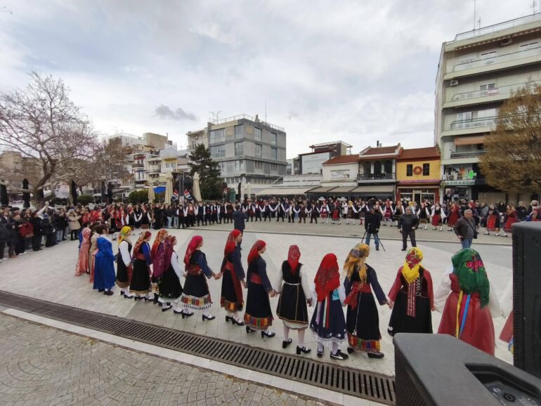 Με-μεγάλη-συμμετοχή-η-“2η-Γυμνασιάδα-Ελληνικών-Παραδοσιακών-Χορών”-στην-κεντρική-πλατεία-Κομοτηνής-(φωτος)