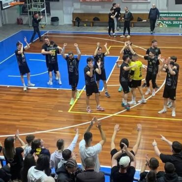Ευχαριστήριο-της-ΑΕ-Κομοτηνής-volleyball-team-στον-κόσμο-της-πόλης-που-τη-στήριξε