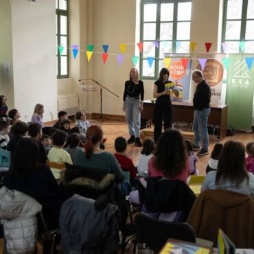 Με-επιτυχία-έληξε-η-Γιορτή-Παιδικού-Βιβλίου-2026-στη-Δημοτική-Βιβλιοθήκη-Κομοτηνής-την-“πρωτότυπη”-παρουσίαση-του-βιβλίου-“Ενα-μήλο-στο-κεφάλι-μου”