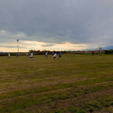 Ποδοσφαιρικός-αγώνας-στη-Διαλαμπή-μεταξύ-Παλαίμαχων-και-Νέων