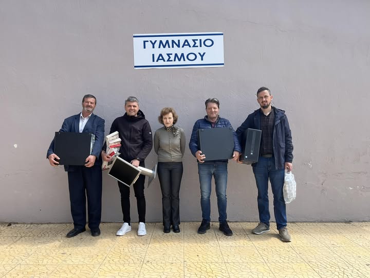 Παράδοση-τριών-υπολογιστών-στο-Γυμνάσιο-Ιάσμου-από-τη-ΔΕΜΠ-Κομοτηνής
