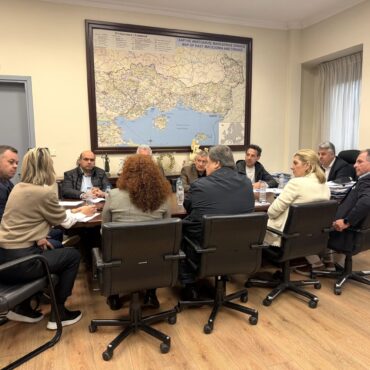 Συνάντηση-του-Περιφερειάρχη-Χριστόδουλου-Τοψίδη-με-εκπροσώπους-των-Εμπορικών-Συλλόγων-ΑΜΘ