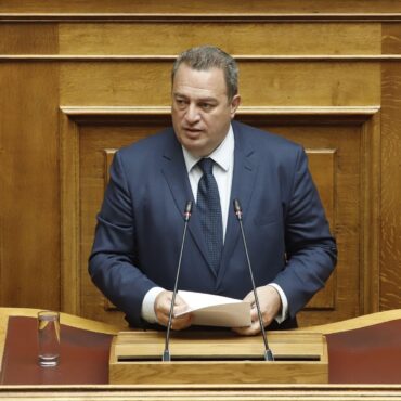 Την-σημαντική-εισήγηση-της-πλειοψηφίας-για-την-Αναθεώρηση-του-Συντάγματος-παρουσίασε-ο-Ευριπίδης-Στυλιανίδης-στην-κοινοβουλευτική-ομάδα-της-Νέας-Δημοκρατίας