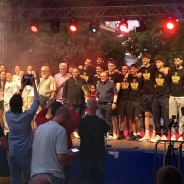 Με-πυροτεχνήματα-και…-Φουρέιρα-η-γιορτή-του-Δήμου-Κομοτηνής-στην-Πλατεία-για-την-ανδρική-και-τη-γυναικεία-ομάδα-του-ΓΑΣ-(+video)