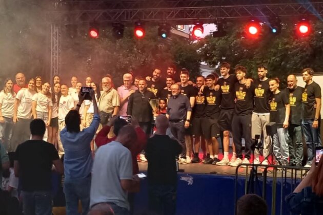 Με-πυροτεχνήματα-και…-Φουρέιρα-η-γιορτή-του-Δήμου-Κομοτηνής-στην-Πλατεία-για-την-ανδρική-και-τη-γυναικεία-ομάδα-του-ΓΑΣ-(+video)